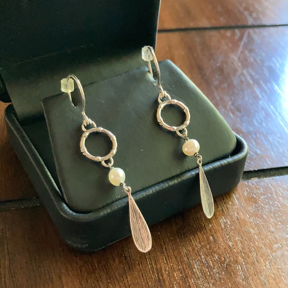 Sterling silver dangling earrings w/pearl design